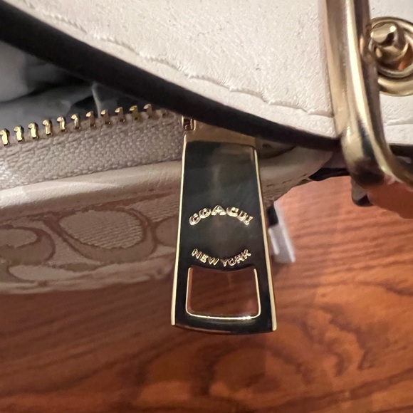 COACH NWT Signature Small Dufflette - Picture 4 of 12